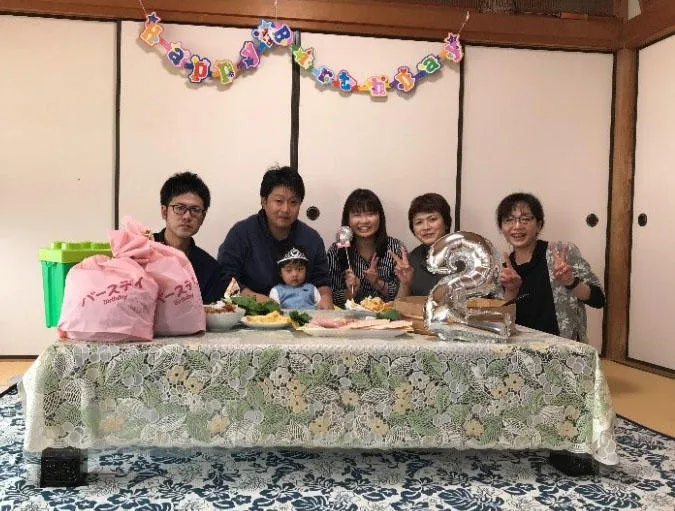 家族に囲まれて2歳の誕生会